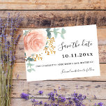 Ro guld blommigts födelsedag Spara datum Spara Datumet<br><div class="desc">Vit bakgrund med stor ro guld och  rosa ros,  blomma,  guldsprit och eukalyptus greenery. Anpassa och lägg till datum och namn/ålder. Texten: Spara datumet skrivs med ett stort trendig-handskript i stil.</div>