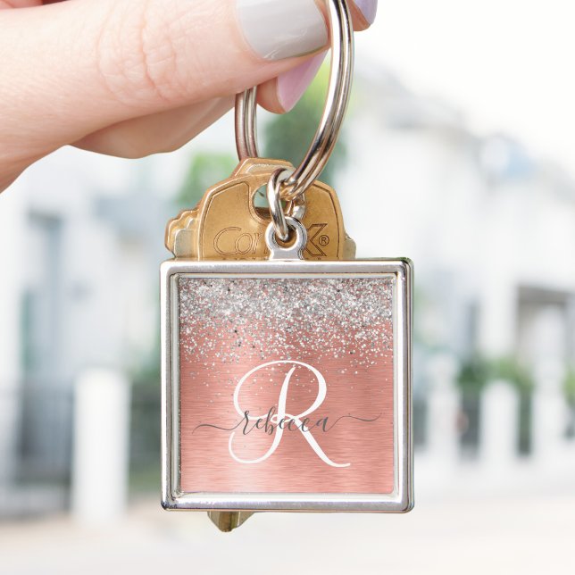 Ro Guld Brushed Metall Glitter Monogram Namn Fyrkantig Silverfärgad Nyckelring (Personalize your keys with this elegant monogrammed keychain that has a silver glitter on rose gold.)