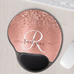Ro Guld Brushed Metall Glitter Monogram Namn Gel Musmatta<br><div class="desc">Anpassa enkelt trendigets chic-musmatta med söt ro-mousserande glitter på en borstad metallbakgrund från ro guld.</div>