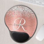 Ro Guld Brushed Metall Glitter Monogram Namn Gel Musmatta<br><div class="desc">Anpassa enkelt trendigets chic-musmatta med söt silver mousserande faux glitter på en borstad metallbakgrund från ro guld.</div>