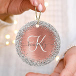 Ro Guld Brushed Metall Glitter Monogram Namn Julgransprydnad Keramik<br><div class="desc">Anpassa enkelt chicens dekorationsdesign i trendig med söt silver mousserande glitter på en borstad metallbakgrund från ro guld.</div>