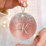 Ro Guld Brushed Metall Glitter Monogram Namn Julgransprydnad Keramik<br><div class="desc">Anpassa chicen keramisk prydnadsdesign av keramiskt trendig enkelt med söt silver mousserande glitter på en borstad metallbakgrund från ro guld.</div>