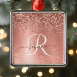 Ro Guld Brushed Metall Glitter Monogram Namn Julgransprydnad Metall<br><div class="desc">Anpassa enkelt trendigets chic metall-dekorationsdesign med söt ro glitter som gnider ut mot ro guld med borstad metallbakgrund.</div>