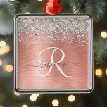 Ro Guld Brushed Metall Glitter Monogram Namn Julgransprydnad Metall<br><div class="desc">Anpassa enkelt chicens dekorationsdesign i trendig med söt silver mousserande glitter på en borstad metallbakgrund från ro guld.</div>