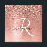 Ro Guld Brushed Metall Glitter Monogram Namn Magnet<br><div class="desc">Anpassa enkelt chicens magnetdesign i trendig med gnistrande glitter i söt ro guld på en borstad metallbakgrund i ro guld.</div>