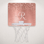 Ro Guld Brushed Metall Glitter Monogram Namn Mini-Basketkorg<br><div class="desc">Anpassa chicen ring basketboll i trendig enkelt med söt ro mousserande glitter på ro guld i borstad metallbakgrund.</div>