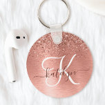 Ro Guld Brushed Metall Glitter Monogram Namn Nyckelring<br><div class="desc">Anpassa enkelt chicen i trendiget med -nyckelkedja med söt ro guld mousserande glitter på en borstad metallbakgrund i ro guld.</div>