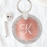 Ro Guld Brushed Metall Glitter Monogram Namn Nyckelring<br><div class="desc">Utformningen av nyckelringen för chic i trendig är enkel att anpassa och har söt silver mousserande glitter på en borstad metallbakgrund i ro guld.</div>