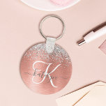 Ro Guld Brushed Metall Glitter Monogram Namn Nyckelring<br><div class="desc">Anpassa enkelt den här chicen av trendig-nycklar med söt silver mousserande glitter på en borstad metallbakgrund från ro guld.</div>