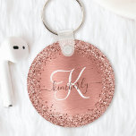 Ro Guld Brushed Metall Glitter Monogram Namn Nyckelring<br><div class="desc">Anpassa enkelt chicen i trendiget med -nyckelkedja med söt ro guld mousserande glitter på en borstad metallbakgrund i ro guld.</div>