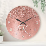 Ro Guld Brushed Metall Glitter Monogram Namn Rund Klocka<br><div class="desc">Anpassa enkelt trendigets chic- och klockdesign med gnistrande glitter vid söt ro i guld på en borstad metallbakgrund från ro guld.</div>