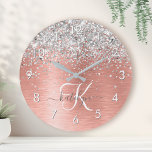 Ro Guld Brushed Metall Glitter Monogram Namn Rund Klocka<br><div class="desc">Anpassa enkelt trendigets chic- och klockdesign med gnistrande glitter vid söt ro i guld på en borstad metallbakgrund från ro guld.</div>