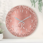 Ro Guld Brushed Metall Glitter Monogram Namn Rund Klocka<br><div class="desc">Anpassa chicen i trendig enkelt till en stor klockdesign med gnistrande faux glitter i söt ro på en borstad metallbakgrund i ro guld.</div>