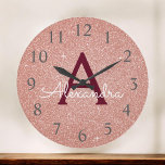 Ro Guld Burgundy Gnistra Glitter Monogram Namn Stor Klocka<br><div class="desc">Rosa ros Guld och Burgundy Marsala Gnistra Glitter Monogram Namn och första servarurån. Wall Clock ger perfekten till någon som kärlek rosa gnistra glitter.</div>