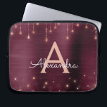 Ro Guld Burgundy String Ljus Gnistra Monogram Laptop Fodral<br><div class="desc">Rosa ros Guld och Burgundy Faux Foil och String Ljus Gnistra Elegant Monogram Fodral. Fodral kan anpassas så att det omfattar ditt första och första namn.</div>