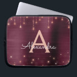 Ro Guld Burgundy String Ljus Gnistra Monogram Laptop Fodral<br><div class="desc">Rosa ros Guld och Burgundy Faux Foil och String Ljus Gnistra Elegant Monogram Fodral. Fodral kan anpassas så att det omfattar ditt första och första namn.</div>