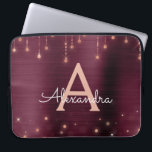 Ro Guld Burgundy String Ljus Gnistra Monogram Laptop Fodral<br><div class="desc">Rosa ros Guld och Burgundy Faux Foil och String Ljus Gnistra Elegant Monogram Fodral. Fodral kan anpassas så att det omfattar ditt första och första namn.</div>