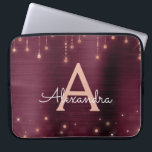 Ro Guld Burgundy String Ljus Gnistra Monogram Laptop Fodral<br><div class="desc">Rosa ros Guld och Burgundy Faux Foil och String Ljus Gnistra Elegant Monogram Fodral. Fodral kan anpassas så att det omfattar ditt första och första namn.</div>