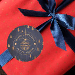 Ro Guld-dekretet Träd på marinblått God jul Runt Klistermärke<br><div class="desc">Hand plockade gräs slumpmässigt,  mönster och en metallisk kopparjordad dekoration i Julgran under en mörk vid midnatt med blå kritbakgrund med runda typografi av anpassningsbar.         Anpassa den med önskemål/text/familj namn!          Lämpligt som försegling för gåvor eller utskick av helgdagar från säsong under jul/vinter.</div>