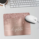 Ro Guld-drivning med Glitter monogram musknapp Musmatta<br><div class="desc">Anpassningsbarnas elegant- och gigantisk musknapp med ro guld faux glitter som droppar mot en ro-guld-faux-bakgrund för metallfolie. Monogram med ditt namn i ett vitt skript med snyggt trendig med dekortecken.</div>
