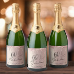 Ro Guld Glitter 60:e Födelsedagsfesten<br><div class="desc">Fira din sextionde födelsedag i stil med de här anpassningsbar vin-etiketterna. "60 & Fabulous" är skrivet i ett skript för elegant mot bakgrund av ro guld,  där ro guld faux glitter droppar uppifrån. Anpassa med ditt namn och party-datumet.</div>