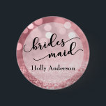 Ro Guld Glitter Bokeh & Typography Bridesmaid Knapp<br><div class="desc">Med hjälp av ett fantastiskt, ornerat skriptteckensnitt från min samling har jag skapat söt typography inslag of nyckel ord och tagit designerna till nästa nivå. Med den här kommandoknappen "finare" står "brud" och delar av ord delas upp i två linjer. Namn återges här i ett mångsidigt, seriöst typsnitt som också...</div>