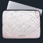 Ro guld glitter chevron rosa marble monogram laptop fodral<br><div class="desc">bakgrund för elegant monogram på grund med guld schevron från glitter ro i mitten och ro på toppen. Elegant och chic som kan anpassas mycket enkelt med ett teckensnittsbyte eller färg, eller så kan du bara välja att skriva ditt namn och anpassa det med ett klick på knappen. Sök efter...</div>