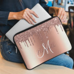 Ro Guld Glitter Drives Metall Monogram Trendig Laptop Fodral<br><div class="desc">Den här designen kan vara personlig i det område som tillhandahålls genom att ändra fotot och/eller text. Du kan också anpassa den genom att klicka på Anpassa den här mallen och sedan välja klicka för att anpassa ytterligare alternativ och ta bort eller ändra färg i bakgrunden, lägga till text, ändra...</div>