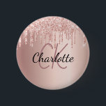 Ro guld glitter droppar i monogram namn knapp<br><div class="desc">En ro-guld-faux-metall tittar bakgrund som dekoreras med faux-glitter droppar,  färgdroppstift. Anpassa och lägg till namn,  ditt monogram initialer.</div>