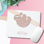 Ro Guld Glitter Gnistra Cute Sloth Namn Musmatta<br><div class="desc">Denna roligt och den gigantiska musmattan dekoreras med en ro guld glitter som leker lutning hängande från ett gren. Anpassa den genom att ändra namn. Originaldesign © Michele Davies</div>