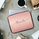 Ro guld glitter gnistra namn laptop fodral<br><div class="desc">Girly och elegant. En övertoning av ro guld faux mönster i glitter. Anpassa och lägg till ditt namn. Namn är skrivet med ett modernt handskript i stil. Mörk ro guld färgad brev. Om du bara vill behålla utslagen tar du bort exemplet namn lämnar du blankstegen eller symbolerna framför och efter...</div>