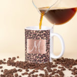Ro Guld Glitter Leopard Monogram Roligt Kaffemugg<br><div class="desc">Den här designen har skapats genom digital grafik. Det kan vara personlig i det område som tillhandahålls eller anpassning genom att klicka för att anpassa ytterligare alternativ och ändra namn, initialer eller ord. Du kan också ändra texten färg och stil eller ta bort texten för en bilddesign. Kontakta mig på...</div>