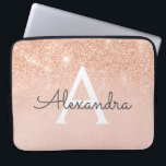 Ro Guld Glitter och Gnistra Monogram Laptop Fodral<br><div class="desc">Glam Ro Guld Ombre Faux Glitter och Gnistra Modern och Elegant Monogram Fodral. Fodral kan anpassas så att det omfattar ditt första och första namn.</div>