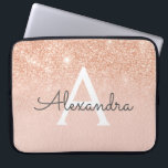 Ro Guld Glitter och Gnistra Monogram Laptop Fodral<br><div class="desc">Glam Ro Guld Ombre Faux Glitter och Gnistra Modern och Elegant Monogram Fodral. Fodral kan anpassas så att det omfattar ditt första och första namn.</div>