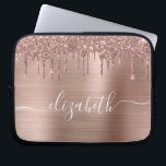 Ro Guld, Glitter Personlig Laptop Fodral<br><div class="desc">Personlig chic och gigantisk laptop sleeve med ro guld faux glitter som tappar ner en ro-fink med metallfolie. Monogram med ditt namn i ett vitt skript med snyggt trendig med dekortecken.</div>