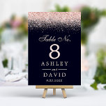Ro Guld Konfetti marinblå modern Bröllop Bordsnummer<br><div class="desc">Bordsnumret ro Guld Konfetti Navy Blue Modern Bröllop. Fin enkel vintage glam ro guld konetti mot en marin blå bakgrund. Den här anpassningsbarnas moderna design kan lätt vara personlig med dina egna detaljer.</div>