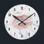 Ro Guld-läppstift som bär en modern vit marmor Rund Klocka<br><div class="desc">Ro Guld-läppstift som håller moderna,  vita murstenar.</div>