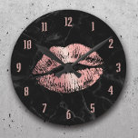 Ro Guld Lipstick Kissing Modern Black Marble Rund Klocka<br><div class="desc">Ro Guld-läppstift,  som kisserar moderna svarta marmorskor.</div>