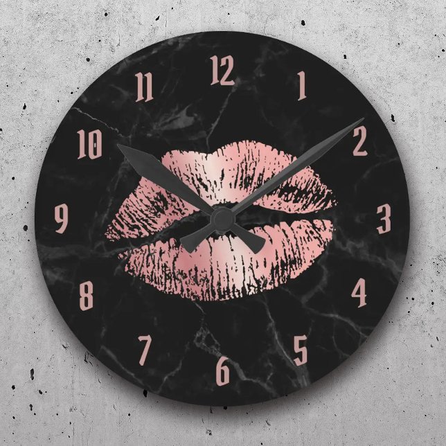 Ro Guld Lipstick Kissing Modern Black Marble Rund Klocka (Skapare uppladdad)