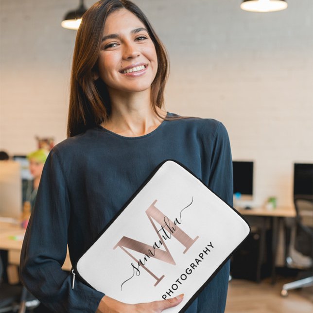 Ro Guld M Monogram Elegant Namnteckning Logotyp Laptop Fodral (Need a different monogram letter? Send a request to the creator.)