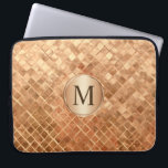 Ro Guld Metallic-look Mönster med Monogram Laptop Sleeve<br><div class="desc">Ett unikt mönster med metallisk utseende i ro med monogrammedalon och monogram anpassningsbar som kan vara personlig till det monogram eller den text du väljer. Om du vill ändra teckensnittet eller centrera om ett nytt monogram väljer du knappen "anpassa det" så är du inställd. Skydda din bärbara dator eller Tablet...</div>
