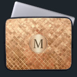 Ro Guld Metallic-look Mönster med Monogram Laptop Sleeve<br><div class="desc">Ett unikt mönster med metallisk utseende i ro med monogrammedalon och monogram anpassningsbar som kan vara personlig till det monogram eller den text du väljer. Om du vill ändra teckensnittet eller centrera om ett nytt monogram väljer du knappen "anpassa det" så är du inställd. Skydda din bärbara dator eller Tablet...</div>