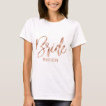 Ro Guld Modern typografi Bröllop Bride T Shirt<br><div class="desc">Modern typografi och Anpassadets bakgrund Färg i Guld i chic! Välj valfri anpassningsbar färg genom att klicka på länken "anpassa ytterligare" under textanpassningsområdena. Rulla ned på högerna av redigeraren förbi texten och bilder och plocka från färger eller ange färg-koden för anpassningsbar! Snyggt Bröllop Monogram Bröllop Bride Shirt med trendig Hand...</div>
