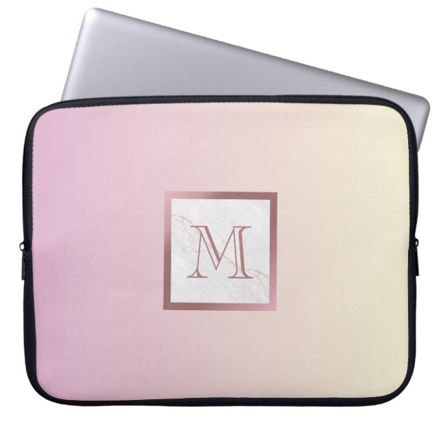 Ro Guld Monogram Marble Rosa Vanilla Gradient Laptop Fodral (Framsidan)