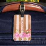 Ro Guld, Monogram Namn Blommigt Bagagebricka<br><div class="desc">Trendig Chic Ro Guld  Rosa stripe Monogram Namn Flowers Blommigt Luggage Tag. Glam Luggage Tag-taggdesign med svart och vit stripe Mönster. Elegant i perfekt Classy  Customized Vacation Luggage Tag for Women.</div>