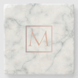 ro guld monogram på vit marmor stenunderlägg