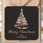 Ro Guld och Svarta bäckenet Träd God jul Fyrkantigt Klistermärke<br><div class="desc">Denna helgdag för elegant och chic kan vara personlig med din familj namn. Utformningen har ett ribbat Julgran i ro guld med en stjärntopp. Texten kombinerar handskript och modernt sans serif typsnitt för ett klassligt och sofistikerat utseende. Den fallande snö, snöflingor och gnista ge är en festlig och magisk beröring....</div>
