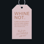 Ro Guld Rosa Birthday Funny Anpassningsbar Vin fav Presentetikett<br><div class="desc">Det är perfekt för din vino-drickskamrat och bestie-beunda-drickare att man vid en födelsedagsfest i vin föredrar taggar till förmån för rosé eller åklagare eller champagne: "2000-någonting-blandning av druvor som är så krossade som vi är på väg att bli!". Ändra bakgrunden till färg och typsnitt genom att klicka på "anpassa ytterligare"...</div>