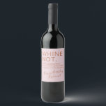 Ro Guld Rosa Birthday Funny Anpassningsbar Vinflaska Etikett<br><div class="desc">Det är perfekt för din vino-drickskamrat och bestie-beunde-drickare... . rosa ros för din vino-drickskamrat och era bestie-beunda-drickare... för en vin-födelsedagspresent av rosé, åklagare eller mousserande vin. Ändra bakgrunden till färg och typsnitt genom att klicka på "anpassa ytterligare" eller skriv in ditt eget humoristiska citat eller personlig i vin eller i...</div>