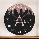 Ro Guld -  Rosa Black Glitter Monogram Namn Rund Klocka<br><div class="desc">Ro Guld -  monogram för Rosa och svart Gnistra i Glitter och Namn för första lyxmuren. Det gör perfekten söt 16-årsdag,  bröllop,  möhippa,  årsdag,  barndusch eller filmfest för någon som kärlek glam lyx och chic stilar.</div>